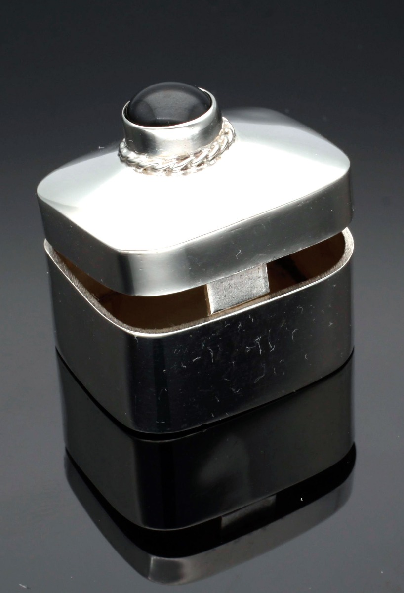 Caja pastillero plata con onix. 037_U41308 caja de plata para utilizar como pastillero foto para parrilla web toma sin recortar fondo negro