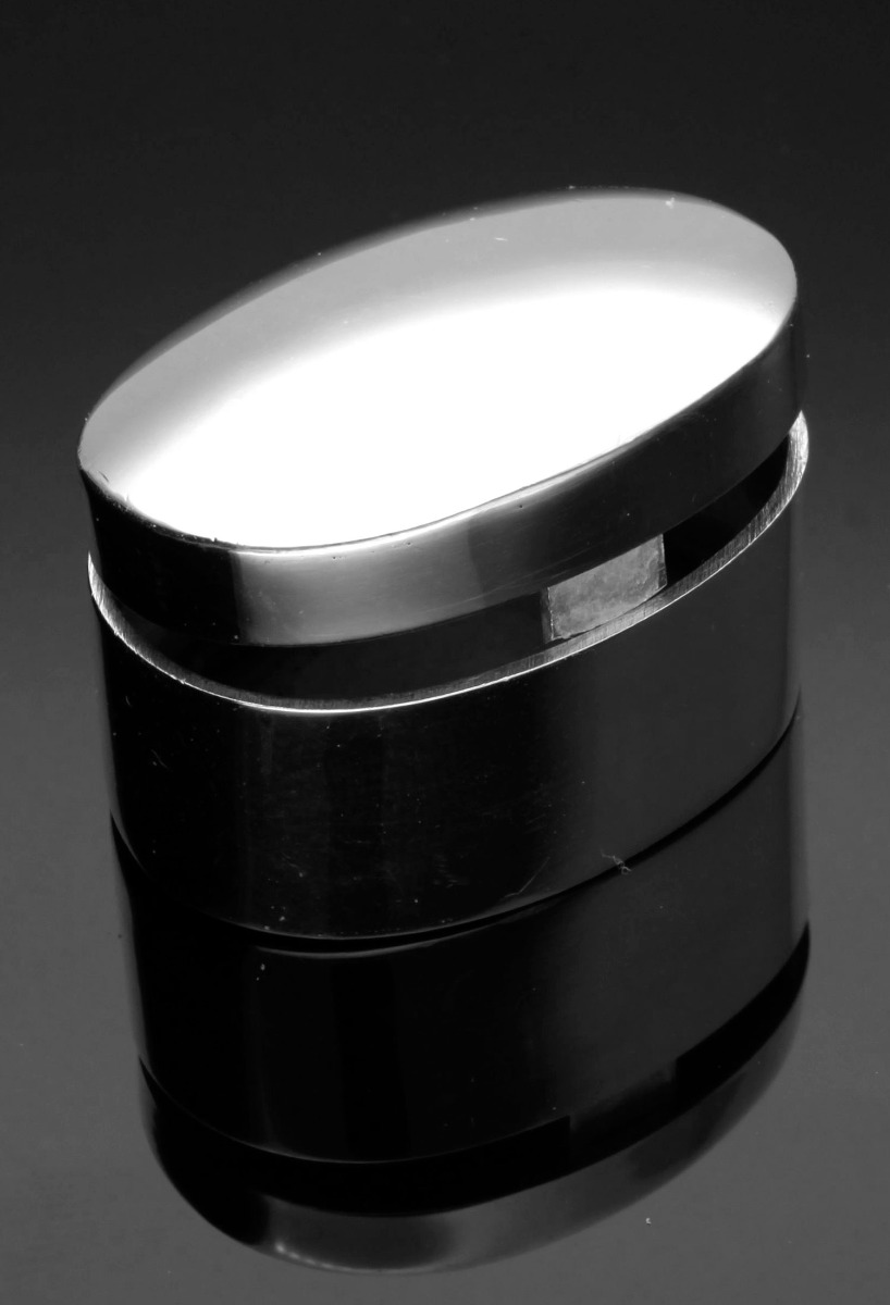 Caja pastillero de plata ley forma oval 037_U41309 caja pastillo plata de ley forma ovalada fotografia caja sobre fondo negro