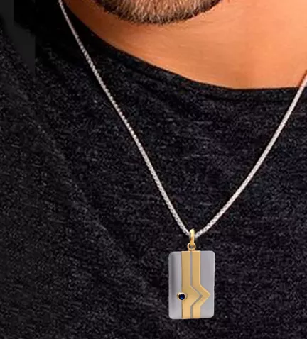 chapa de identidad de acero y oro con zafiro fino foto con modelo