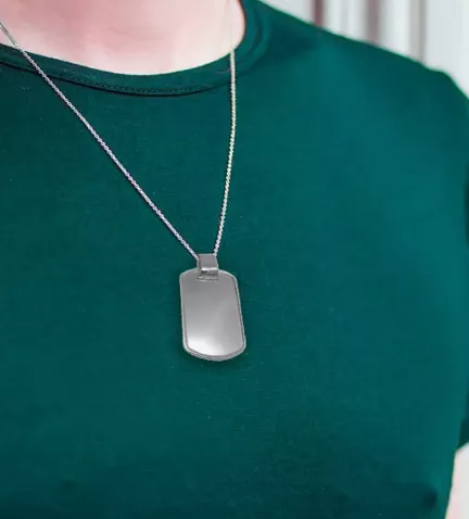 chapa de plata tipo militar foto modelo