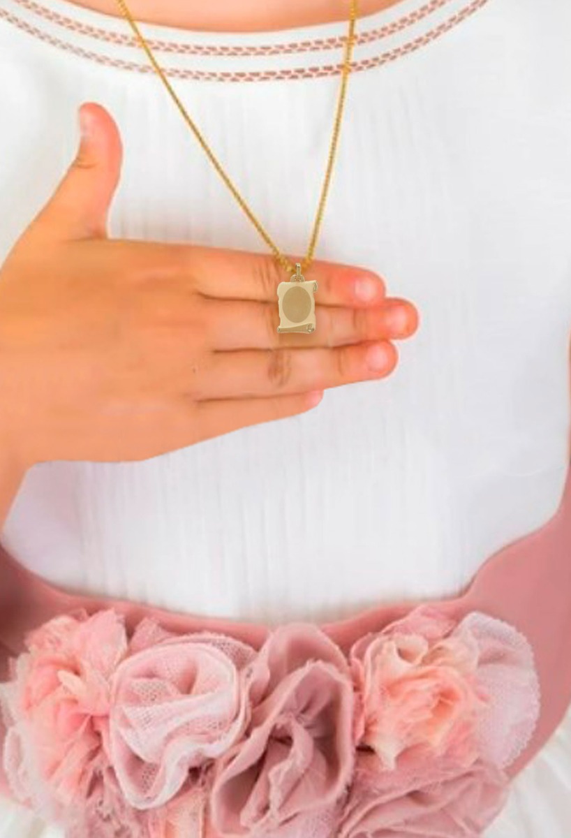 Chapa de identidad de oro pergamino 045_21194L2-11 chapa identidad tipo pergamino oro 18 ktes mate y brillo toma modelo