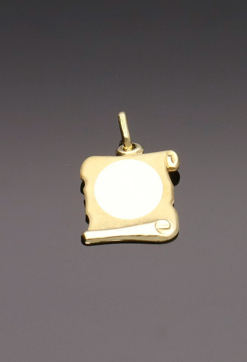 Chapa identidad rectangular, oro amarillo ley, pergamino. 045_21194L2-12 chapa identidad tipo pergamino fotografia sobre fondo negro para parrilla web