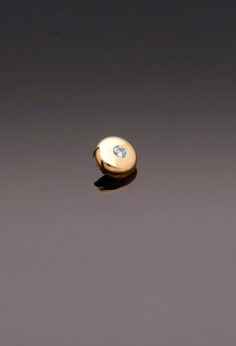 Colgante tipo chatón oro amarillo 18k con diamante 100_2998B colgante oro amarillo 18 kilates chaton con diamante vista sin recortar fondo negro 100_2998b