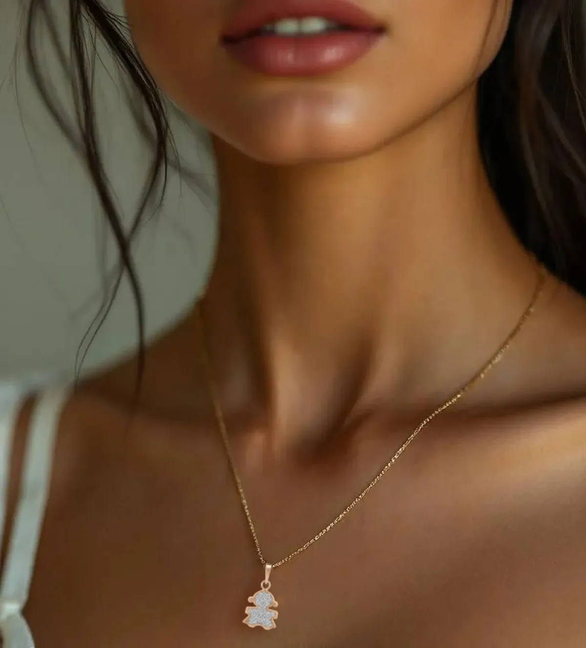 Colgante de oro 18K 243_466-00035 colgante-de-oro-18k-nina-con-circones-243_466-00035 modelo IA