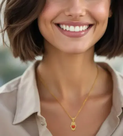 colgante de oro buho L013CO foto con modelo