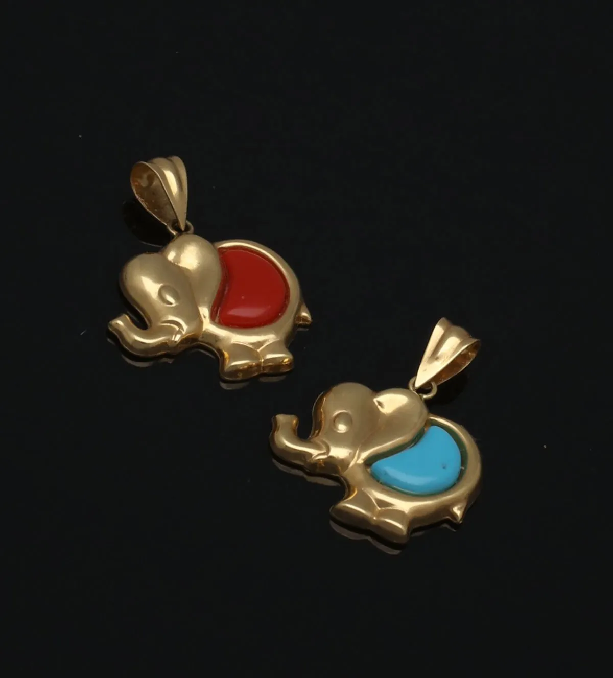 Colgante de oro y coral, elefante de la suerte. 146_L010C colgante-de-oro-elefante-con-coralina-146_L010C foto sin retoque