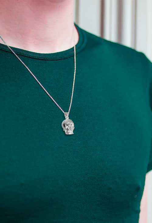 Colgante plata calavera 037_E13-009 fotografia colgante plata de ley calavera sobre modelo masculino
