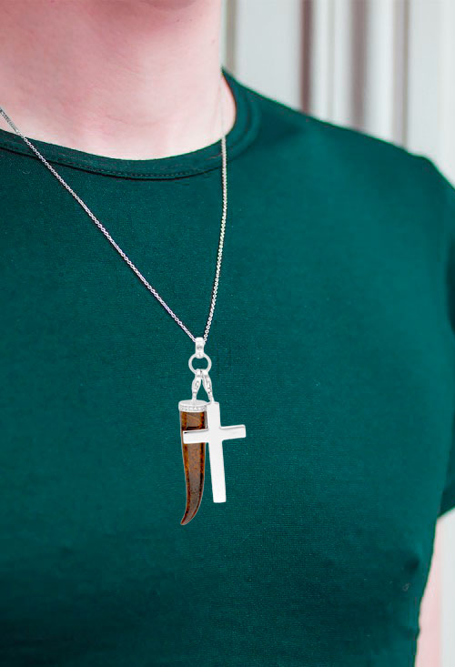 Colgante para hombre cruz plata y cuerno ojo de tigre 132_71663-665 colgante colmillo ojo tigre y cruz plata ley 132_71663-665_02