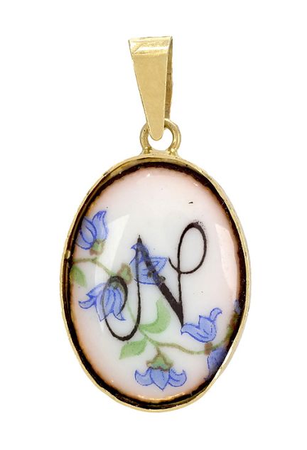 colgante de oro amarillo y porcelana pintada a mano con la letra N 002_8463N
