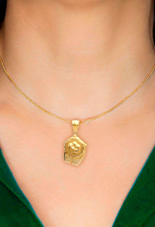 Colgante oro amarillo 18K forma de león 019_3247 colgante oro amarillo 18 ktes leon fotografia modelo femenino