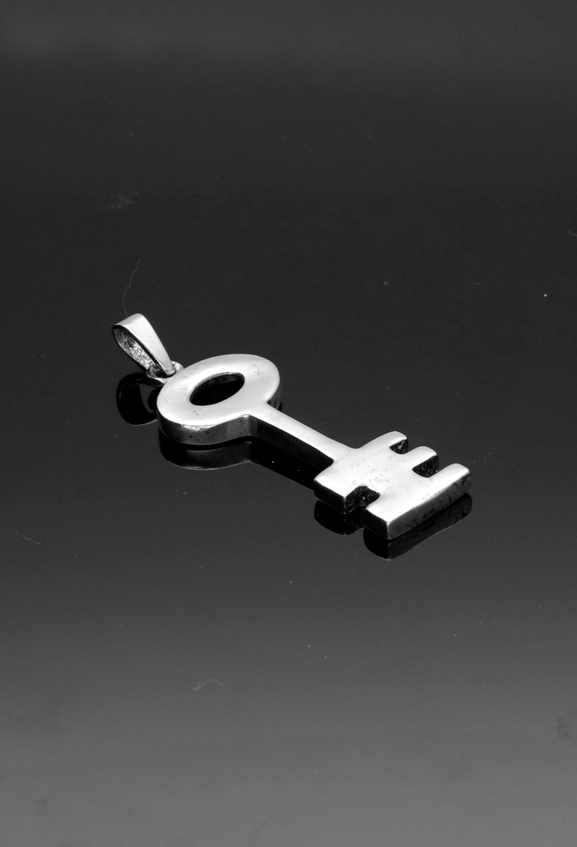 Colgante plata ley llave del amor 037_E13-034 colgante de plata llave del amor foto sin recortar sobre fondo negro para parrilla web