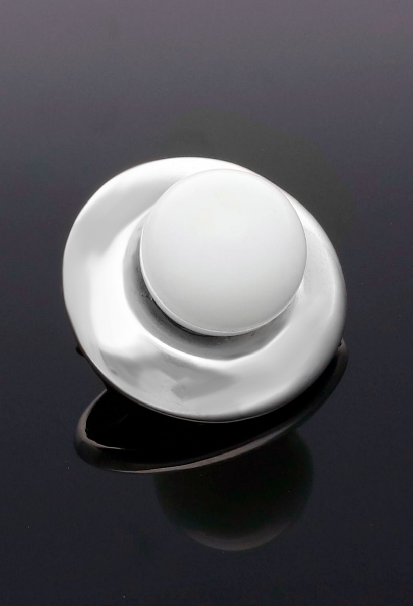 Colgante plata y ágata blanca 103_NSP259A-2 colgante de plata y agata blanca foto sobre fondo negro