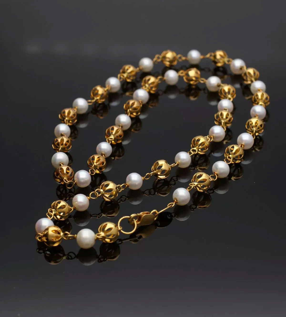 Collar de oro amarillo 18 ktes y perlas cultivadas collar-de-oro-amarillo-18-ktes-con-perlas-cultivadas-002_BB_25G5 fondo negro sin retoque