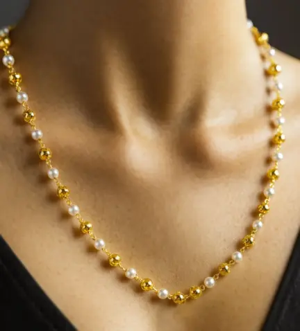 collar-de-oro-amarillo-18-ktes-con-perlas-cultivadas-002_BB_25G5 modelo escote mujer