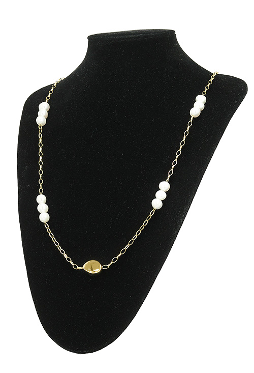 Collar oro amarillo 18 ktes con perlas cultivadas 007_11447 collar largo de oro amarillo 18 kilates con entrepiezas grupos de 3 perlas cultivadas foto en expositor 007_11447_02