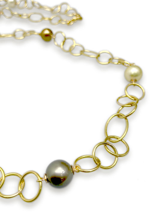 collar oro y perlas cultivadas largo combinable fotografia desenfoocada para parrilla web