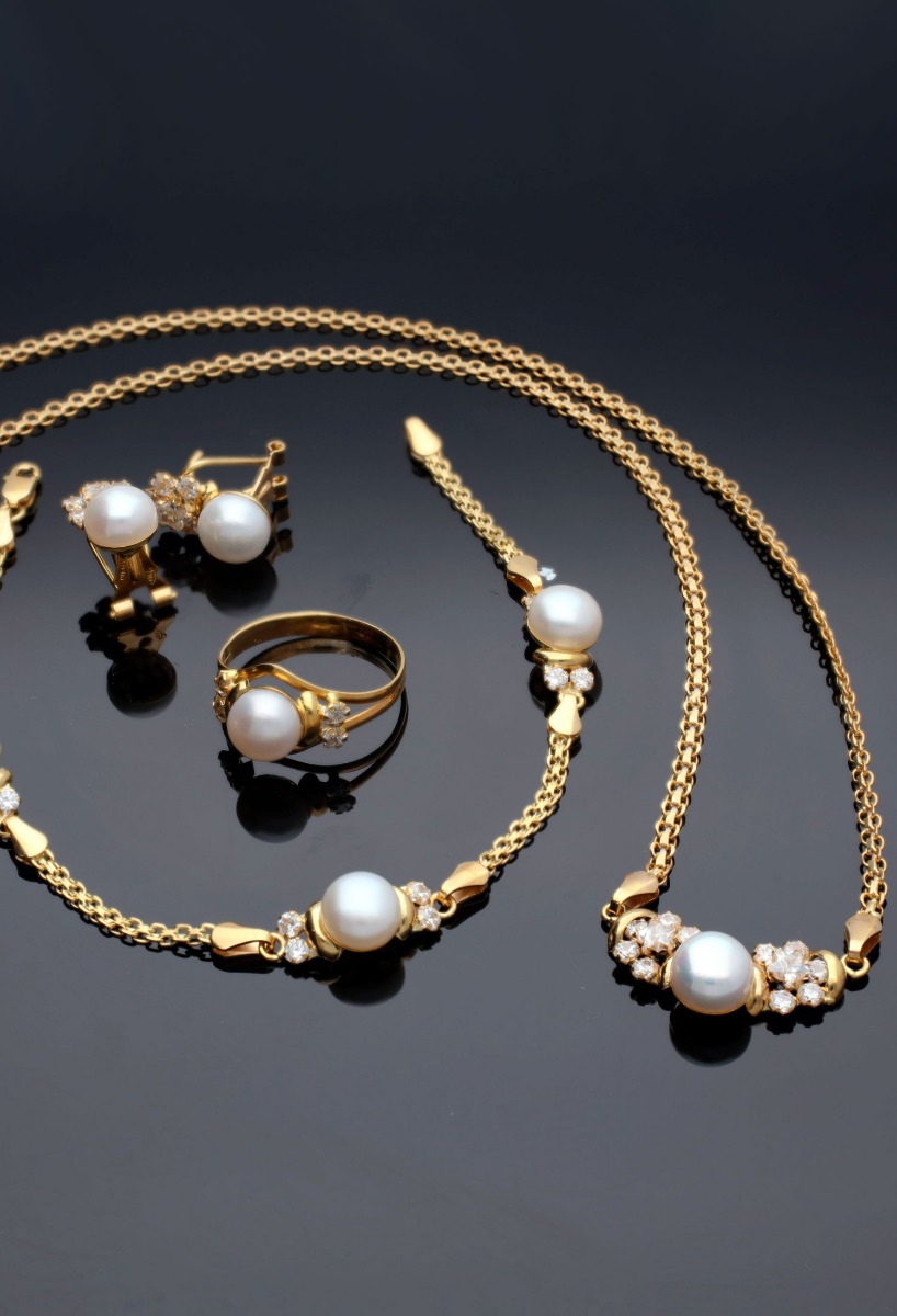 Pulsera en oro con perlas y circonitas 146_AN14-P pulsera oro 18k con perlas y circonitas foto conjunto fondo negro para web