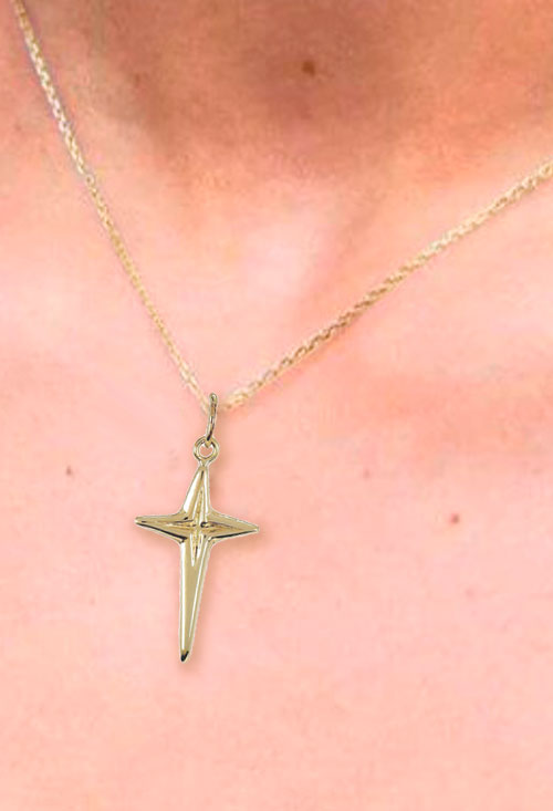 Cruz de oro 18 kilates 003_M5098 cruz oro amarillo 18 ktes toma modelo