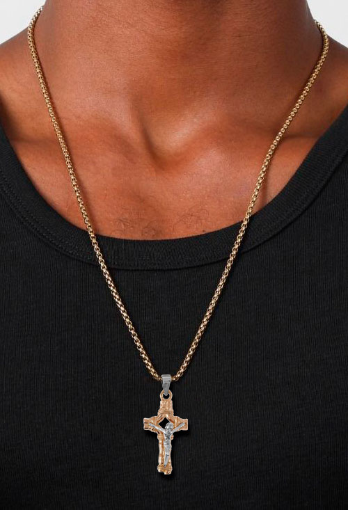 Cruz de oro bicolor con Cristo en relieve 146_4131 puesta