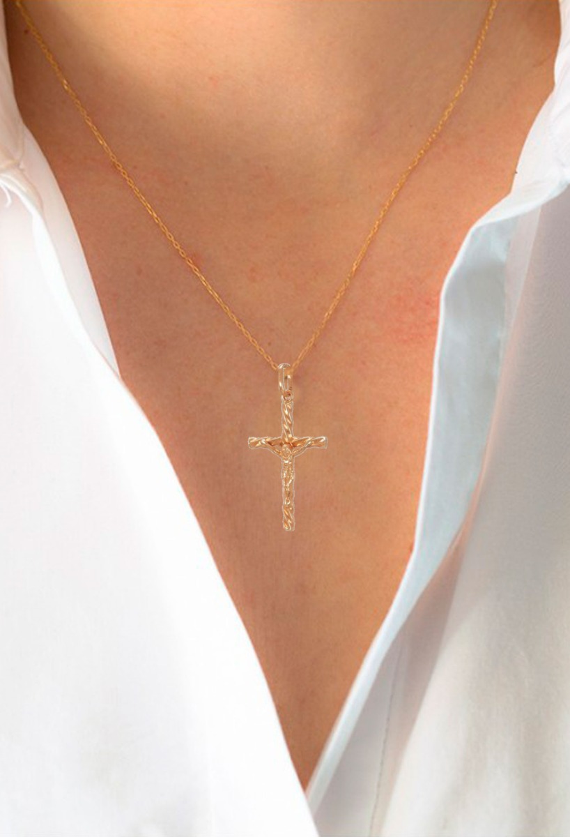 Crucifijo oro amarillo 18 ktes 002_6353CR cruz de oro amarillo 18 ktes chanela rizada con Cristo vista modelo femenino