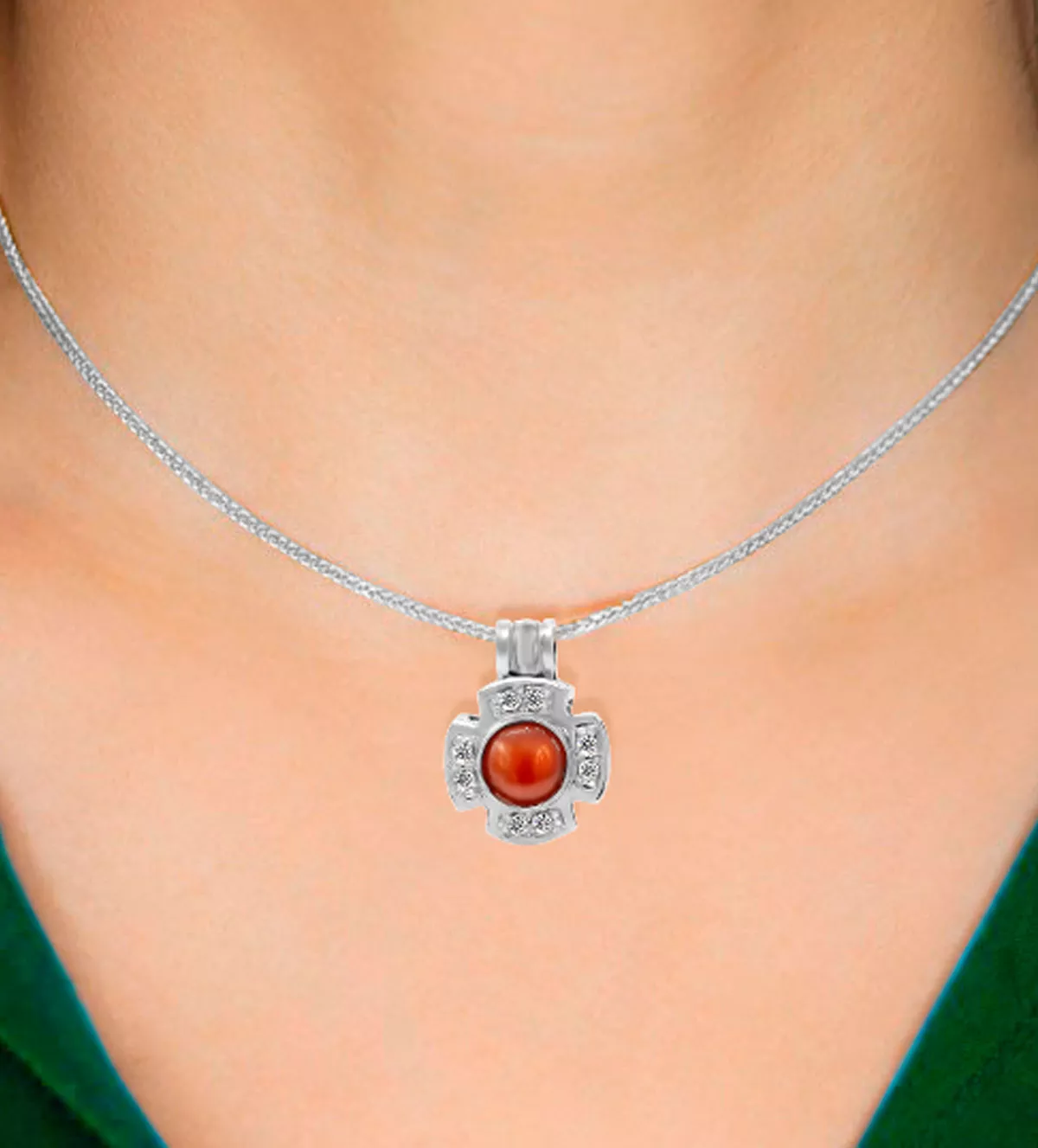 Cruz de oro blanco con coral "Eterna Juventud" cruz de oro blanco con coral y circonitas modelo femenino