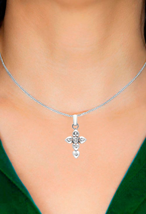 cruz oro blanco 18 kilates corazones con diamantes foto para parrilla web toma modelo 133_3716_02