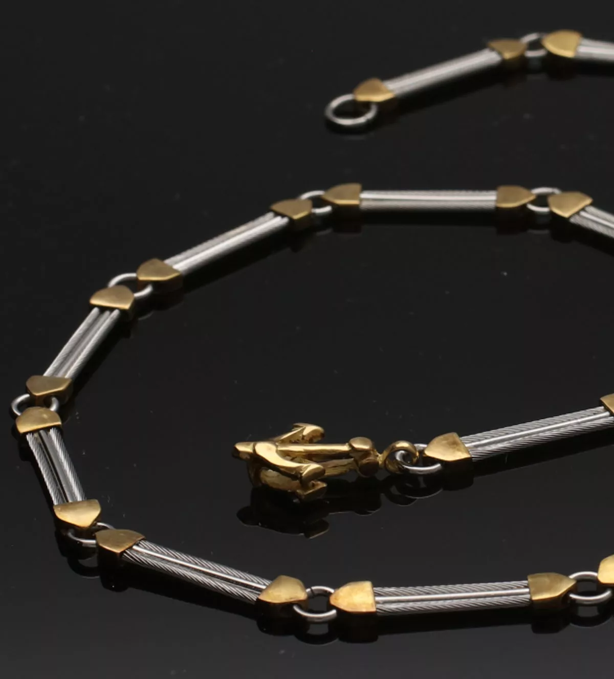 Gargantilla de acero y oro "Anclada" gargantilla de acero y oro vista sin retoques