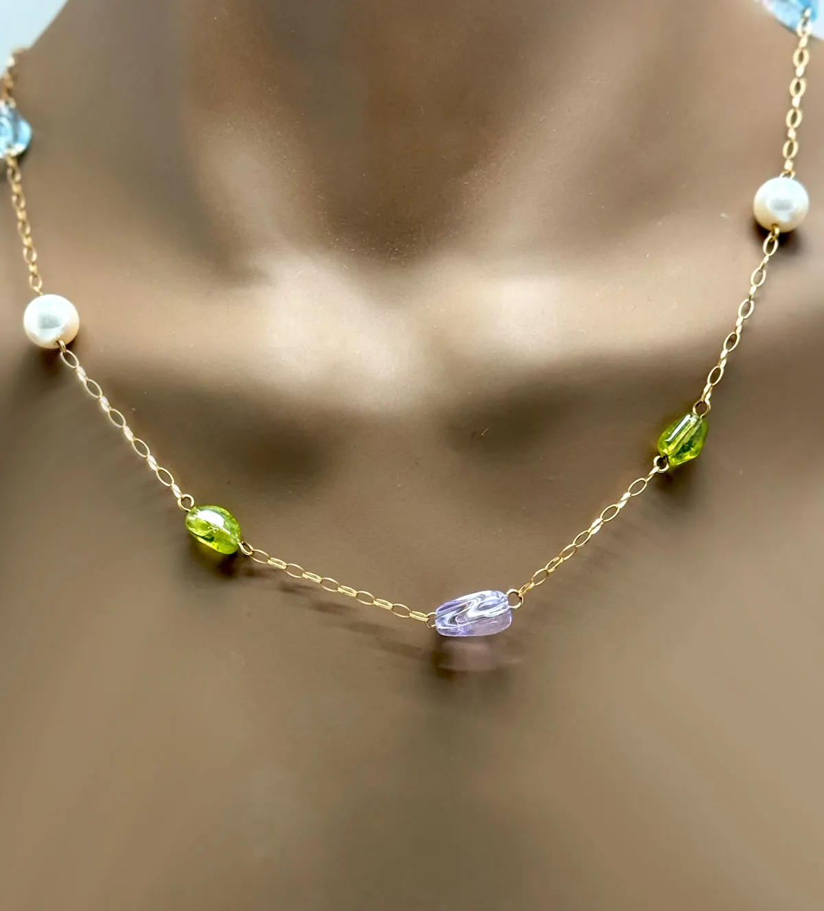 Gargantilla de oro 18K perlas y cuarzos 007_13427 gargantilla de oro 18k con cuarzos de colores 007_13427_00 peto mujer sin retoque fotografico