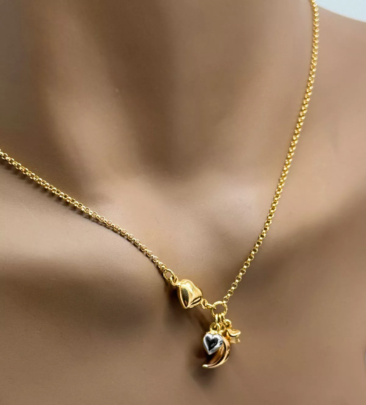 Gargantilla de oro TRILOGIA COSMICA gargantilla de oro motivo trilogia cosmica vista maniqui