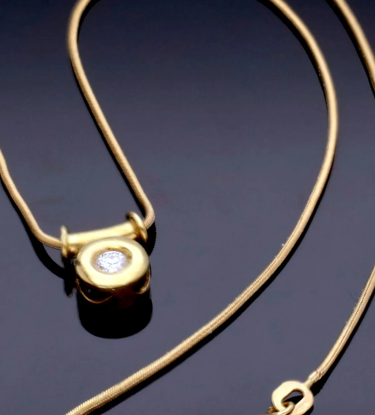 Gargantilla de oro 18k con diamante gargantilla-de-oro-con-diamante-025_G-00237 fondo negro sin retoque