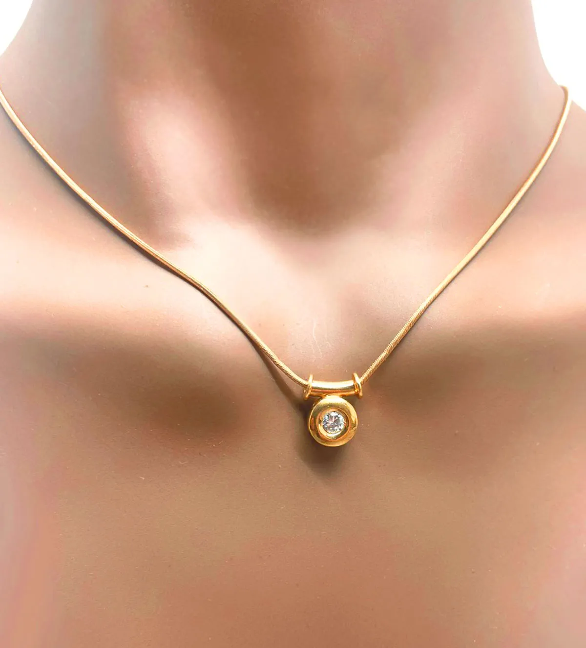 Gargantilla de oro 18k con diamante gargantilla-de-oro-con-diamante-025_G-00237 busto sin retoque