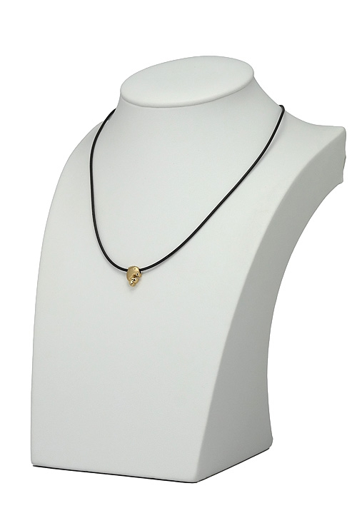 gargantilla caucho con motivo en forma de pez oro amarillo 18 ktes puesta en expositor 007_11255_01