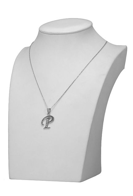 gargantilla de plata con motivo inicial P foto en expositor 022_CON77007-P_01