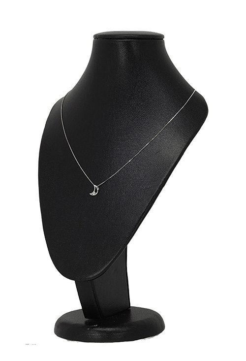 Gargantilla oro blanco 18 k con diamante motivo media luna 003_B1412011 gargantilla oro blanco con motivo media luna con brillante muy pequeño expuesta en un peto 003_B1412011_01