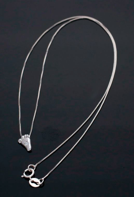 Gargantilla oro blanco con diamante motivo pie de bebé 003_B1412007 gargantilla oro blanco 18 kilates con diamante motivo pie de bebe regalo para mama foto para web toma sin recortar