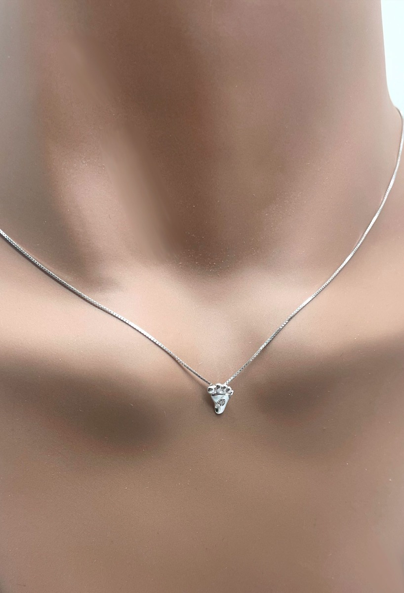 Gargantilla oro blanco con diamante motivo pie de bebé 003_B1412007 gargantilla oro blanco 18 kilates con diamante motivo pie de bebe regalo para mama foto para web toma maniqui