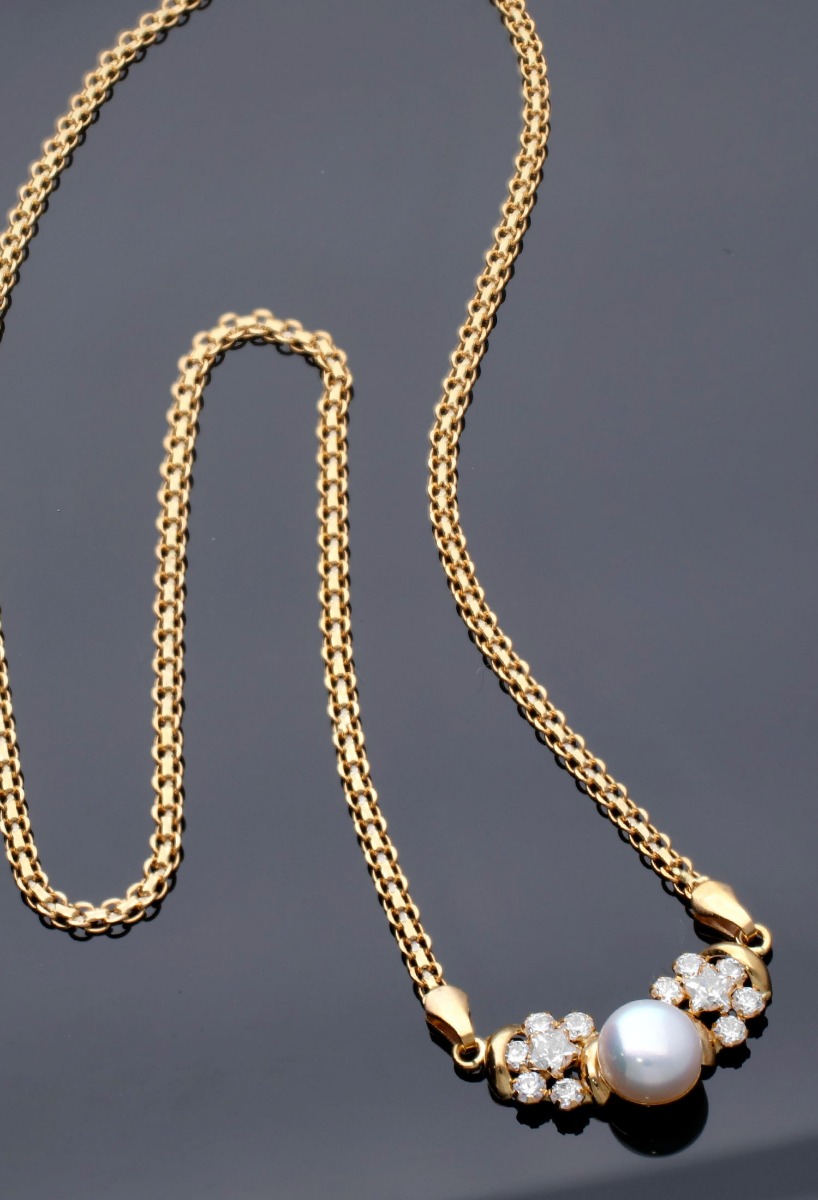 Gargantilla oro 18K con perlas y circonitas OCASIÓN 146_AN14-G gargantilla oro amarillo 18 ktes con perla cultivada y circonitas vista fondo negro con detalle