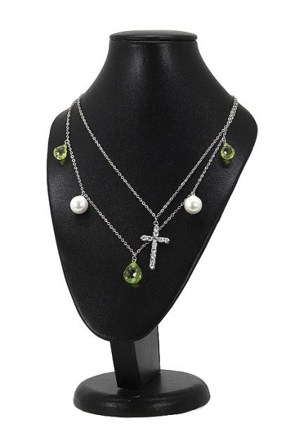 gargantilla plata con colgantes de piedras y una cruz como motivo principal expuesta en peto 132_71139_01