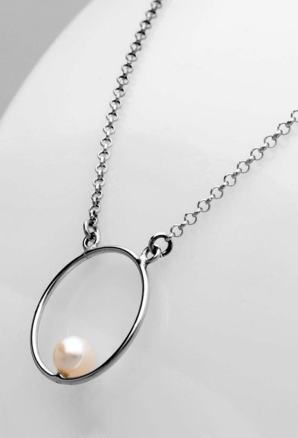 gargantilla plata cadena rolo con motivo circular y perla cultivada vista lateral