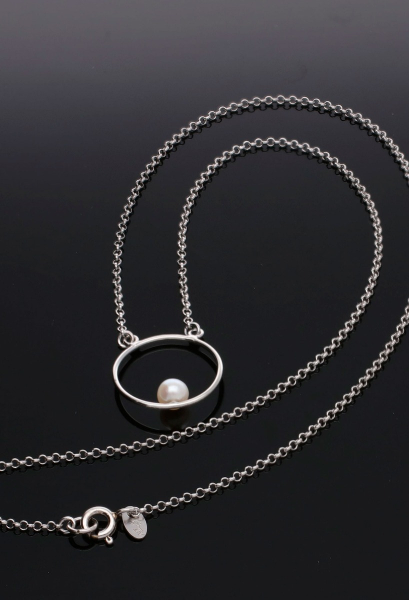 Gargantilla plata motivo circulo con perla 266_022376-1-1 gargantilla plata cadena rolo con motivo circular y perla cultivada vista sobre fondo negro