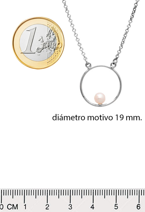 Gargantilla plata motivo circulo con perla 266_022376-1-1 gargantilla plata cadena rolo con motivo circular y perla cultivada vista con medidas comparadas
