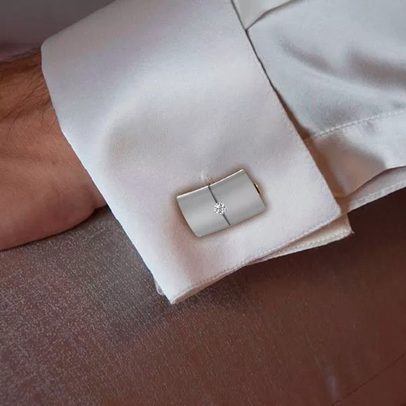 Gemelos de oro y acero con diamantes 142_113-8 gemelos de oro y acero con brillante foto con modelo