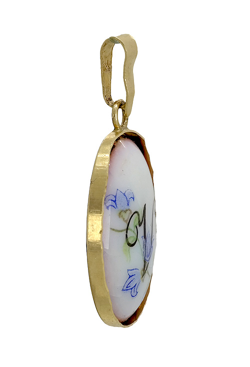Colgante en oro y porcelana Inicial “Y”. 002_8463Y inicial de oro amarillo y porcelana vista de costado 002_8463