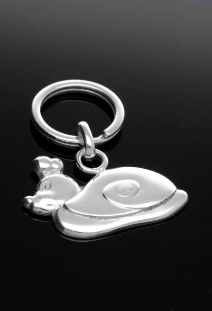 llavero de plata caracol toma sin recortar sobre fondo negro para web el rubi joyeros