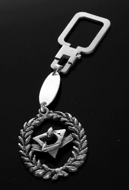 llavero plata carrera optica vista sin recortar sobre fondo negro