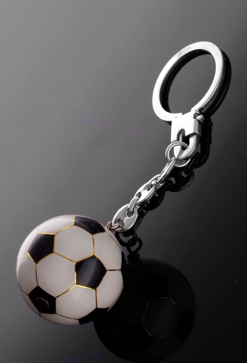 Llavero plata de ley motivo balón de futbol 114_BALON llavero plata balon de futbol foto sin recortar fondo negro para la web de el rubi joyeros