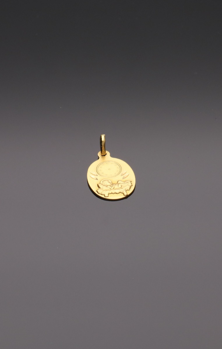 Medalla oro 18 ktes para bebé 18 K. 045_1416413-04 medalla oro para bebe vista sin recortar fondo negro