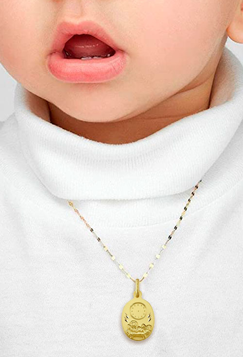 Medalla oro 18 ktes para bebé 18 K. 045_1416413-04 medalla oro para bebe vista en modelo bebe
