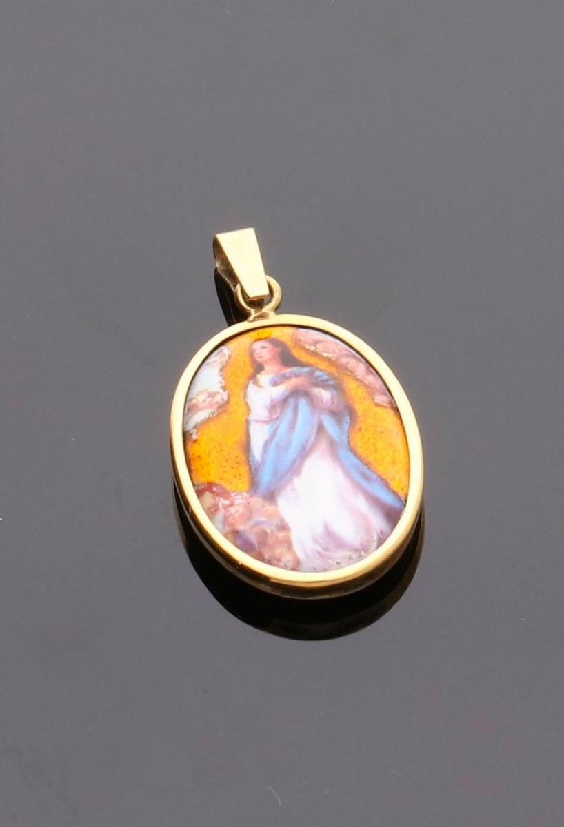 Medalla religiosa oro y esmalte Virgen Purisima 053_8018-9 medalla oro amarillo 18k y esmalte a fuego virgen purisima foto sin recortar para web