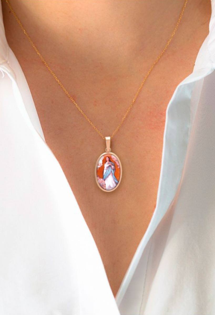 Medalla religiosa oro y esmalte Virgen Purisima 053_8018-9 medalla oro amarillo 18k y esmalte a fuego virgen purisima foto modelo femenino para web